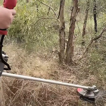Milwaukee M18 F2BCU-122 křovinořez s rukojetí a postrojem