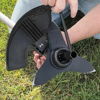 Milwaukee M18 F2BCU-122 křovinořez s rukojetí a postrojem