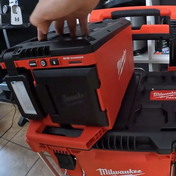 Milwaukee M18 POALC-0 Hybrid Aku svítidlo Packout